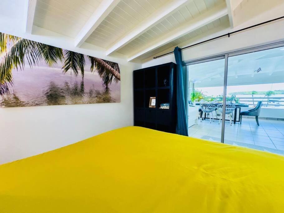 Postel nebo postele na pokoji v ubytování Spacious Waterfront 2 Bedroom Condo with 2 Bathrooms, Pool, AC