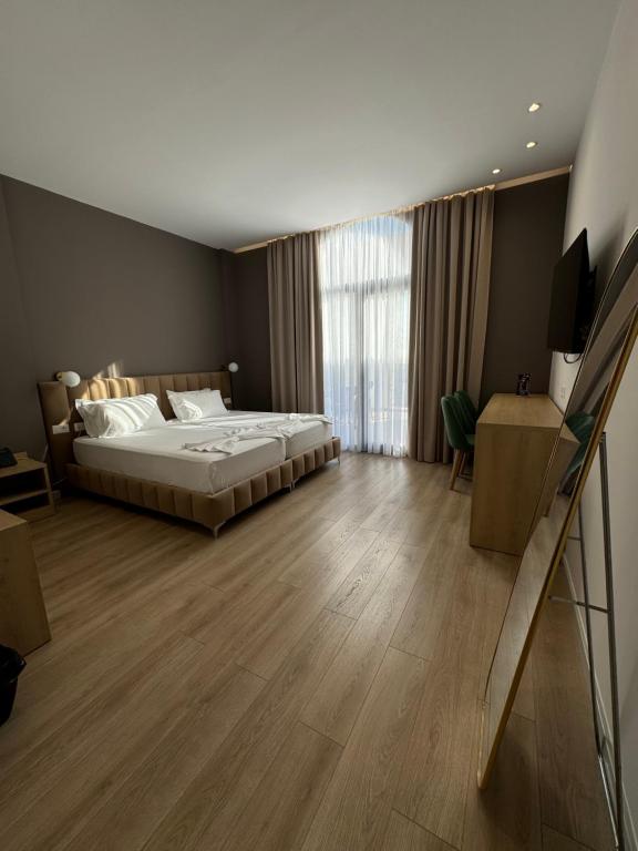 Postel nebo postele na pokoji v ubytování Hotel Panorama & Spa Elbasan