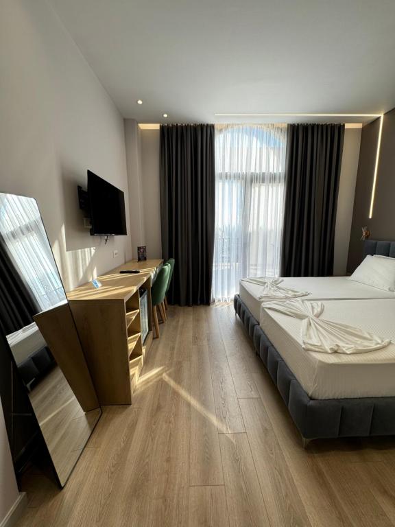 Postel nebo postele na pokoji v ubytování Hotel Panorama & Spa Elbasan