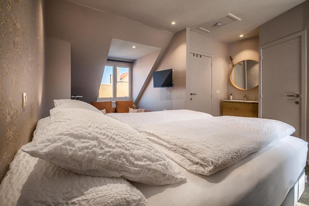 A bed or beds in a room at Guesthouse Gillis7