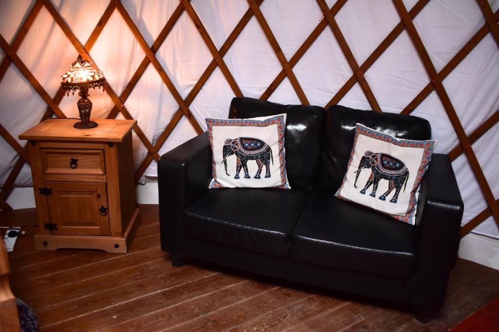 Posezení v ubytování Doolin Glamping