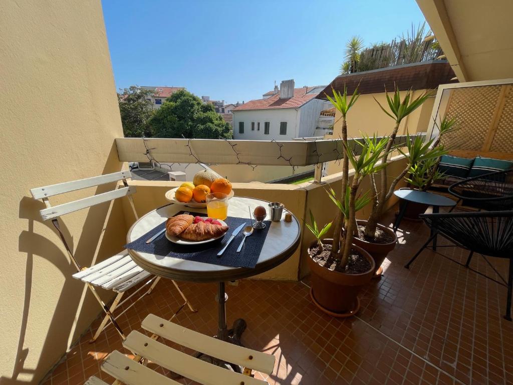 une table avec une assiette de fruits sur un balcon dans l'établissement Le refuge d Amaya -Btz, à Biarritz