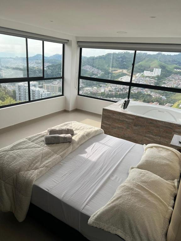 Postel nebo postele na pokoji v ubytování Hotel Golden Hills Manizales