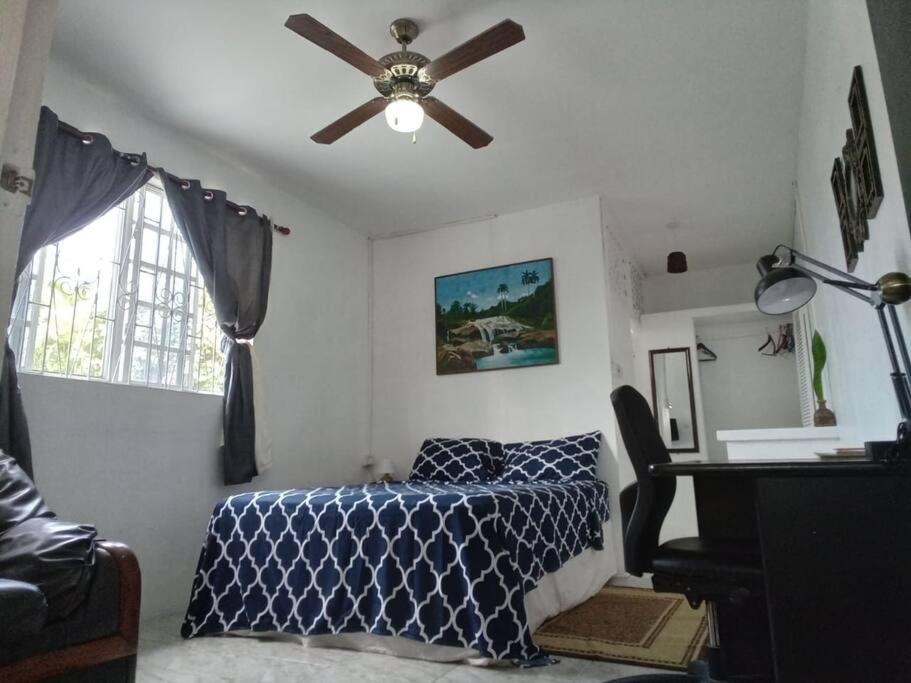 Televisyen dan/atau pusat hiburan di LADVILLE Apartment near Kingstown #2