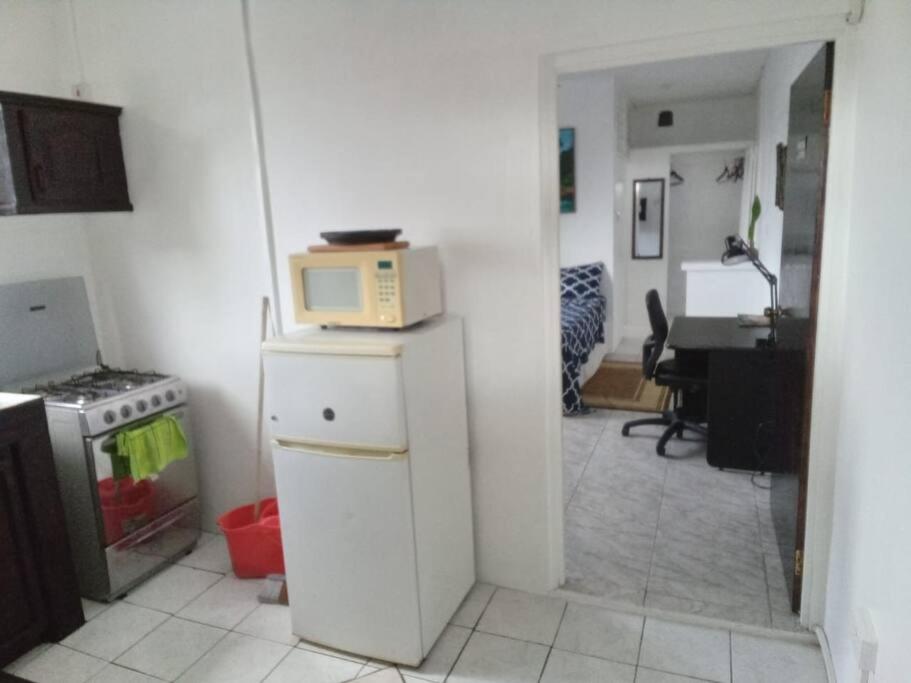 Dapur atau dapur kecil di LADVILLE Apartment near Kingstown #2