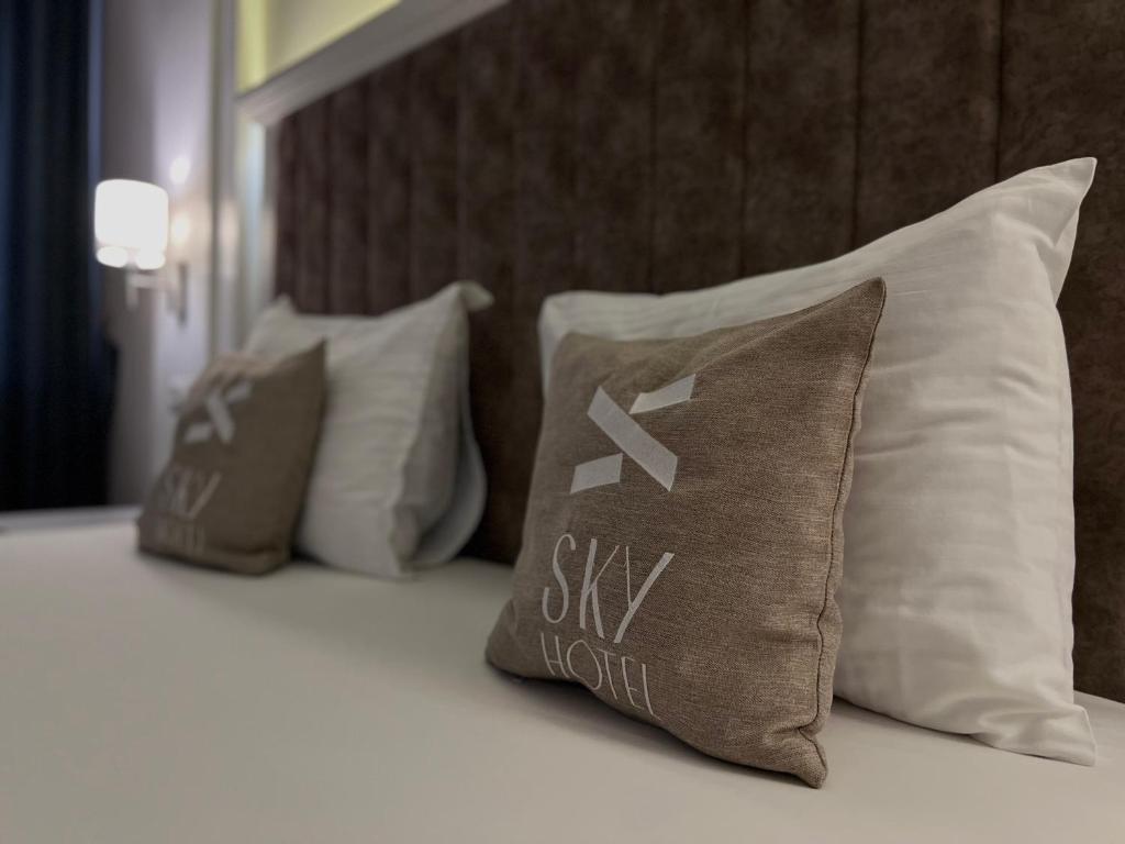 Postel nebo postele na pokoji v ubytování Sky Hotel