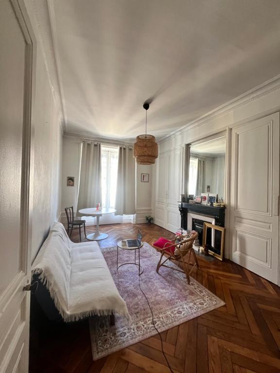 un salon avec un canapé et une table dans l'établissement Superbe T1bis Lyon centre, à Lyon