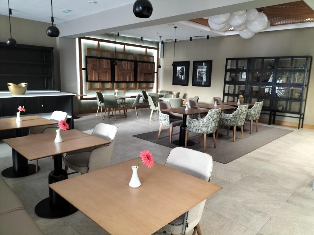 a restaurant with wooden tables and chairs and tablesktop at Hotel Torre Del Conde in San Sebastián de la Gomera