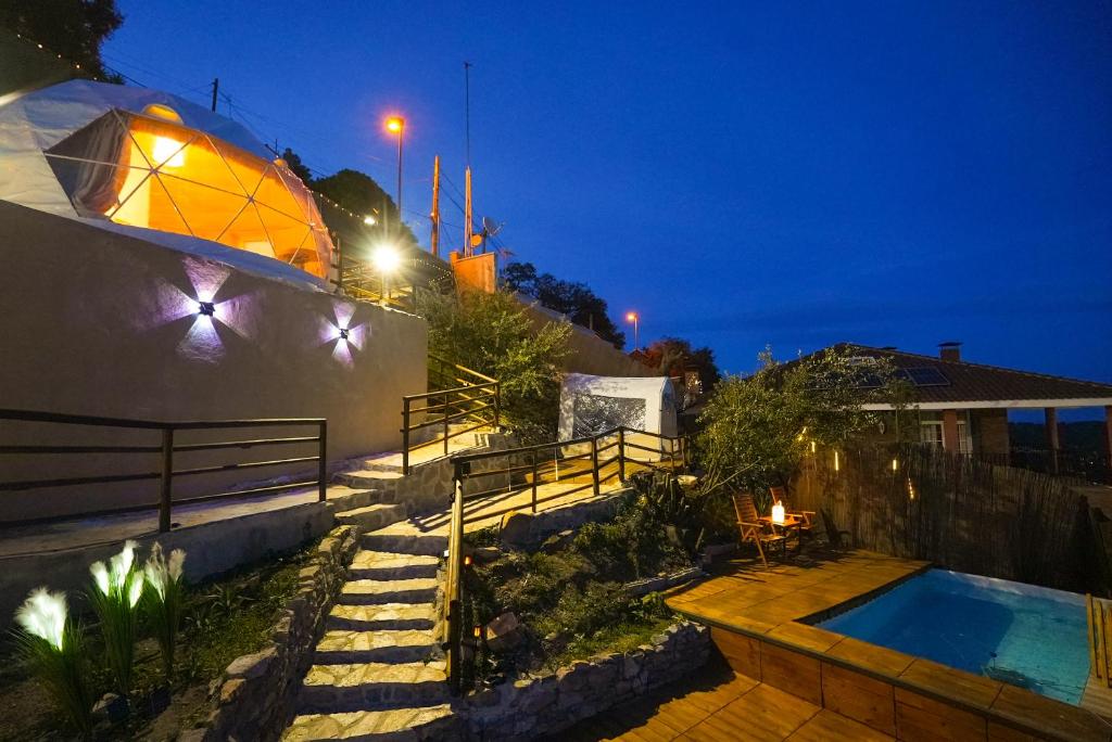 Bazén v ubytování AAA View Private Terrace Outdoor Heated Hot Tub Family Fun nebo v jeho okolí