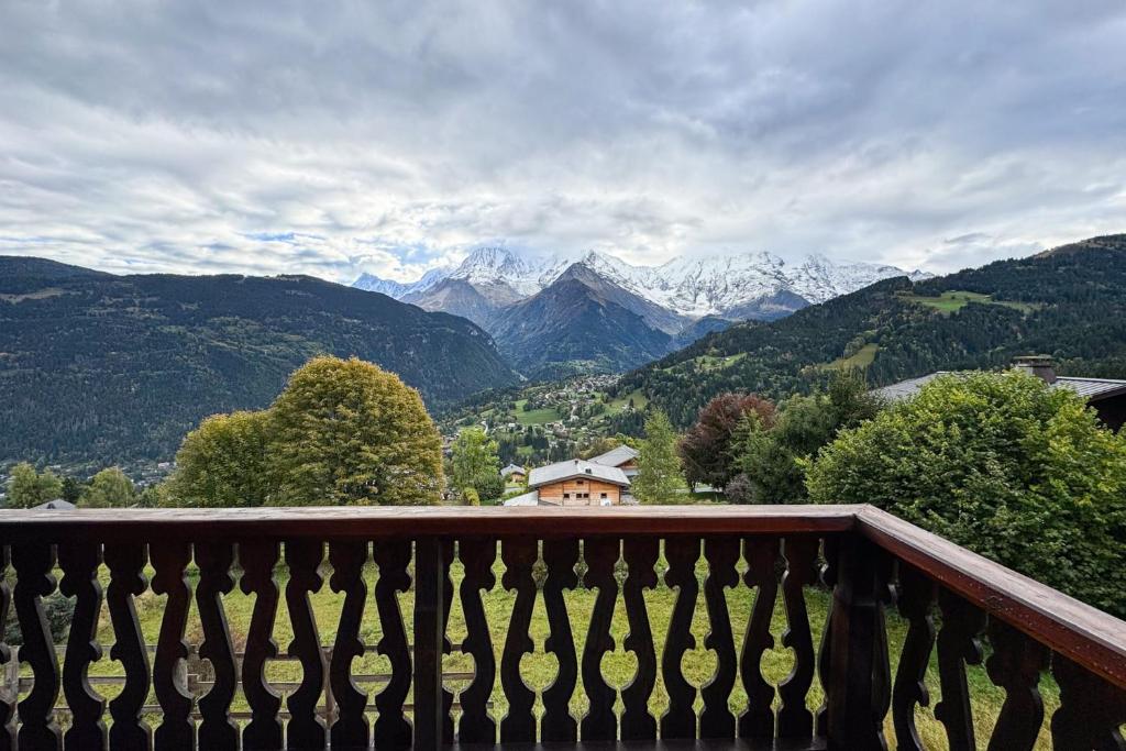Elle comprend un balcon offrant une vue sur les montagnes. dans l'établissement Chalet facing Mont Blanc calm and comfort, à Saint-Gervais-les-Bains