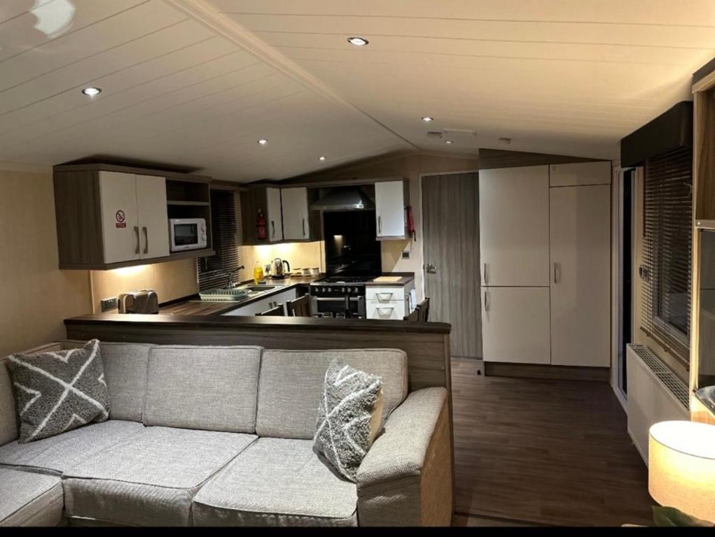 Kuchyň nebo kuchyňský kout v ubytování Luxurious 2 Bedroom Caravan