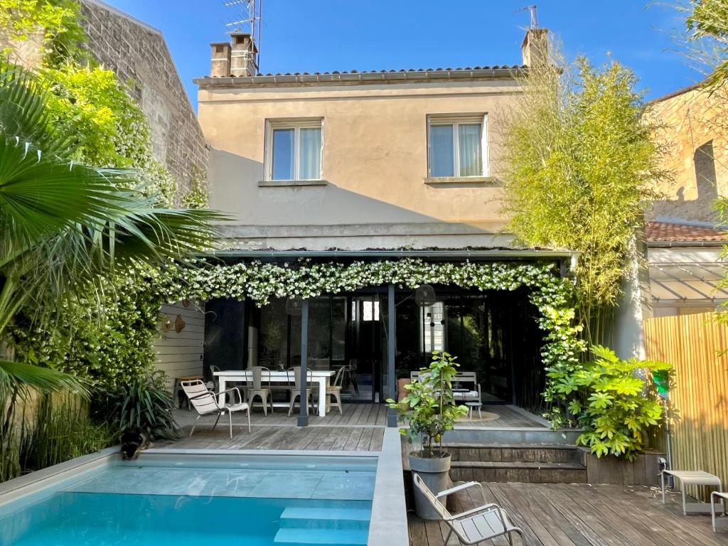 a house with a swimming pool and a patio at Family house Bordeaux centre, pool, garden, air conditioning in Bordeaux