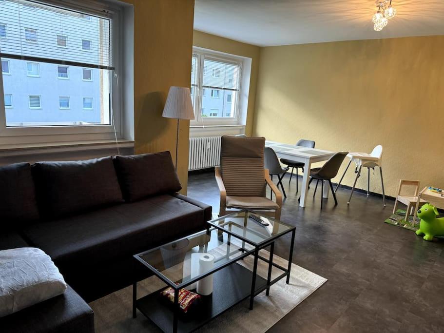 een woonkamer met een bank, een tafel en stoelen bij Naturfreude Bad Harzburg in Bad Harzburg