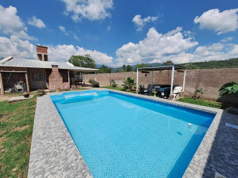 ein großer blauer Swimmingpool vor einem Haus in der Unterkunft Casa Reyes in Reyes