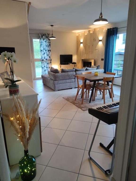 un salon avec un canapé et une table dans l'établissement Pied des montagnes proche du lac d'Annecy, à Évires