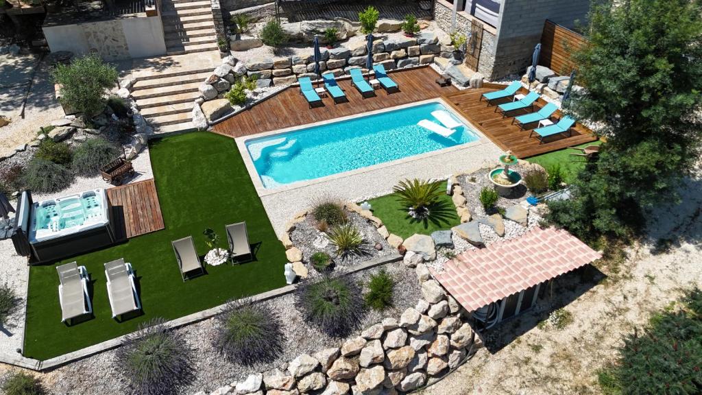 an overhead view of a swimming pool in a backyard at Gîtes 2 adultes dans un mas charme et calme assuré in Servas