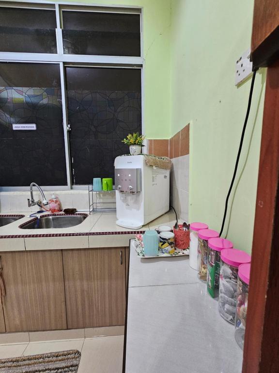 Kuchyň nebo kuchyňský kout v ubytování Manja homestay kuantan