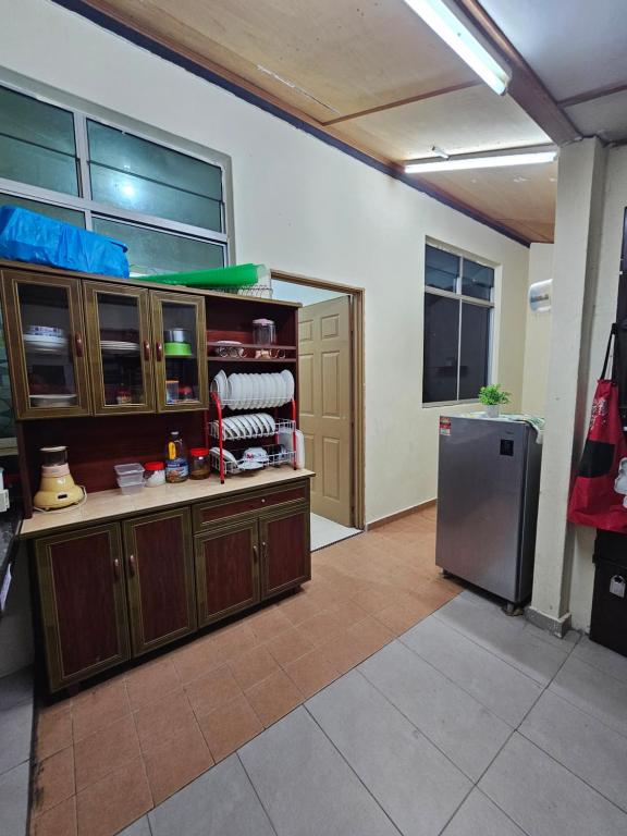 Kuchyň nebo kuchyňský kout v ubytování Manja homestay kuantan