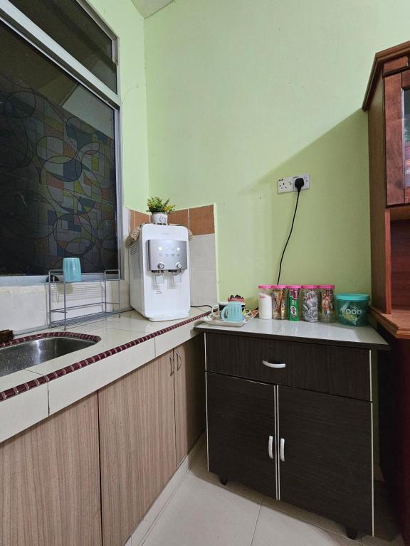 Kuchyň nebo kuchyňský kout v ubytování Manja homestay kuantan