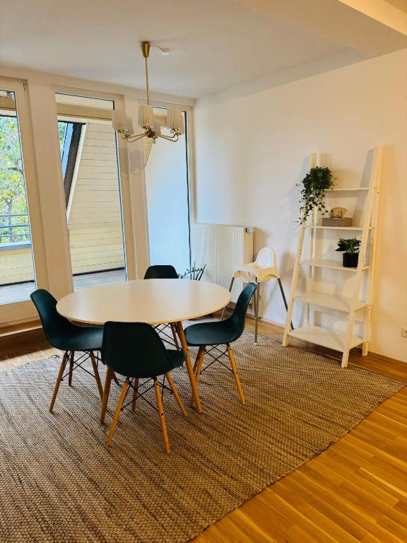 Hotel SKYGLOFT Appartement Leipzig-Zentrum, a dining room with a table and chairs at SKYGLOFT Appartement Leipzig-Zentrum in Leipzig