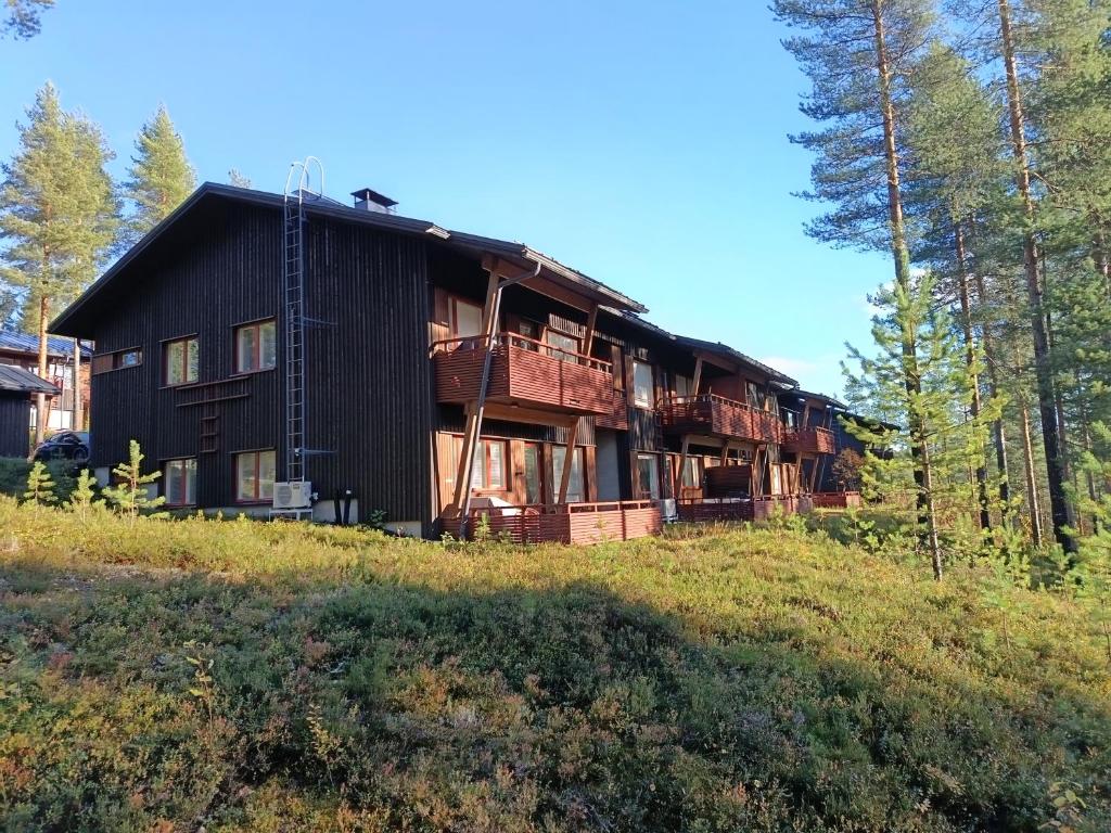 a large black house on top of a hill at Kaisantien Kirsti, Vuokatti in Vuokatti