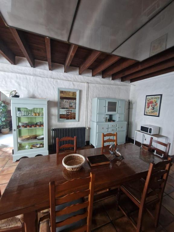 Kuchyň nebo kuchyňský kout v ubytování Charme authentique à Corbas - Authentic Charm in Corbas - 120m2 of Comfort-6 personnes