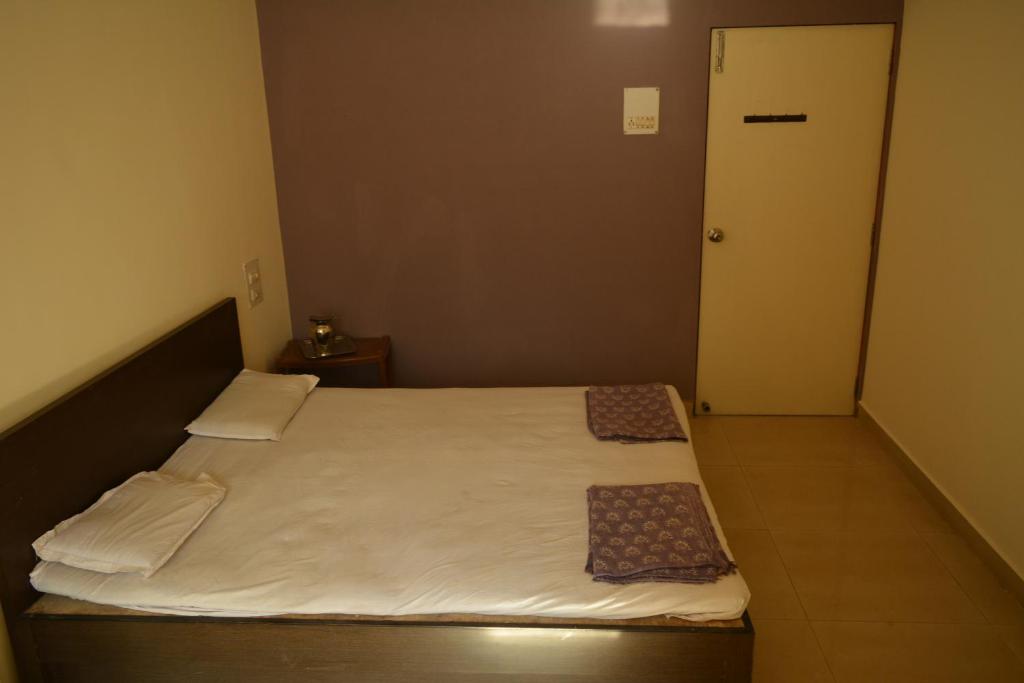 Postel nebo postele na pokoji v ubytování Hotel Abhiraj