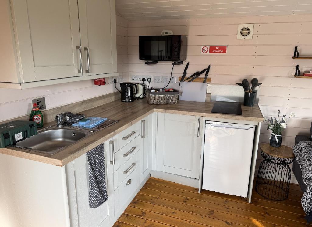 Kuchyň nebo kuchyňský kout v ubytování Cherry Tree Glamping