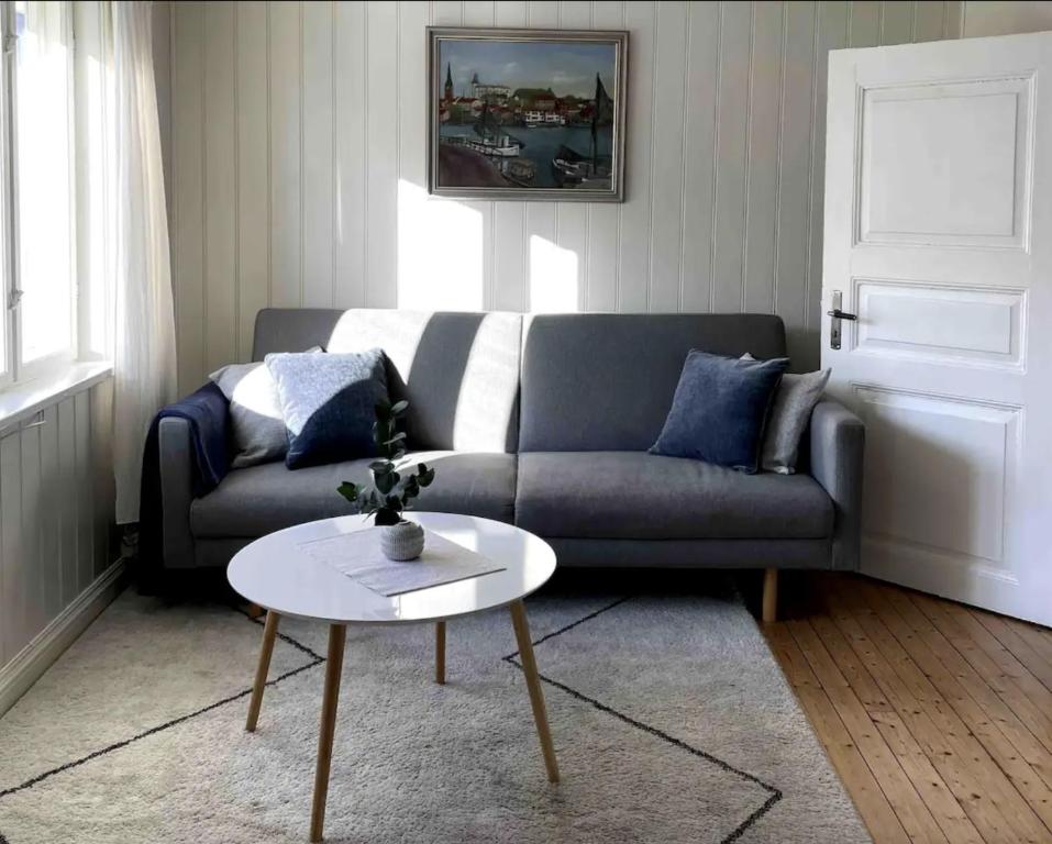 Χώρος καθιστικού στο Idyllisk sørlandshus i Arendal sentrum - i vannkanten