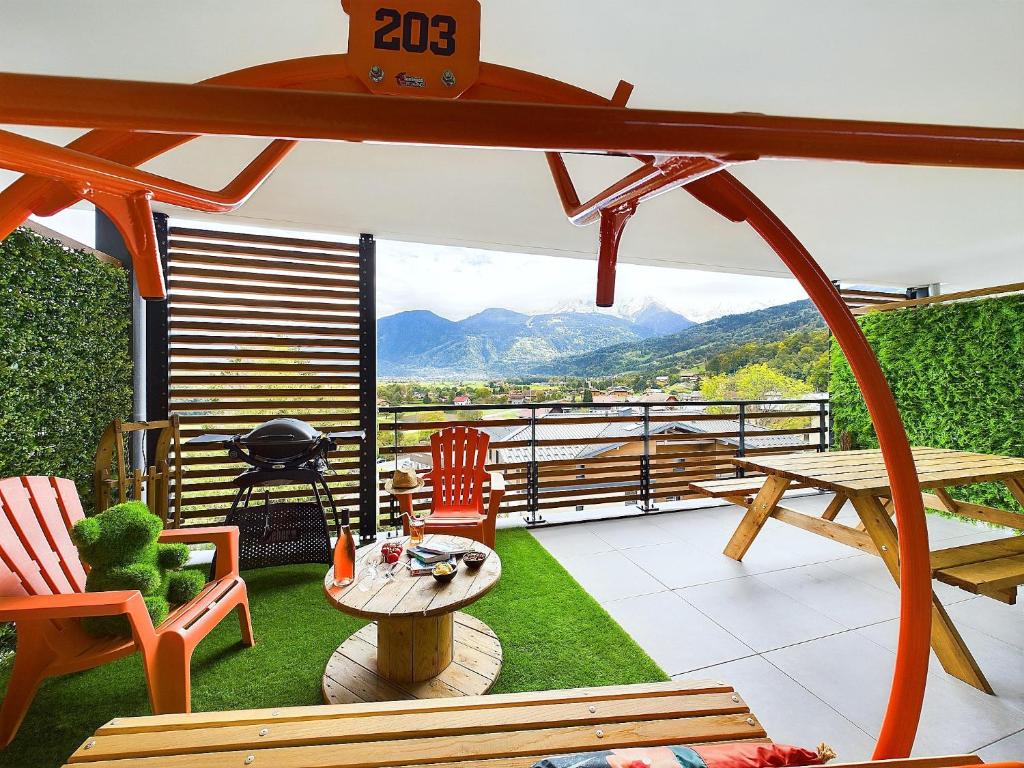 une chambre avec un balcon avec une table et des chaises dans l'établissement Panorama MontBlanc, à Domancy