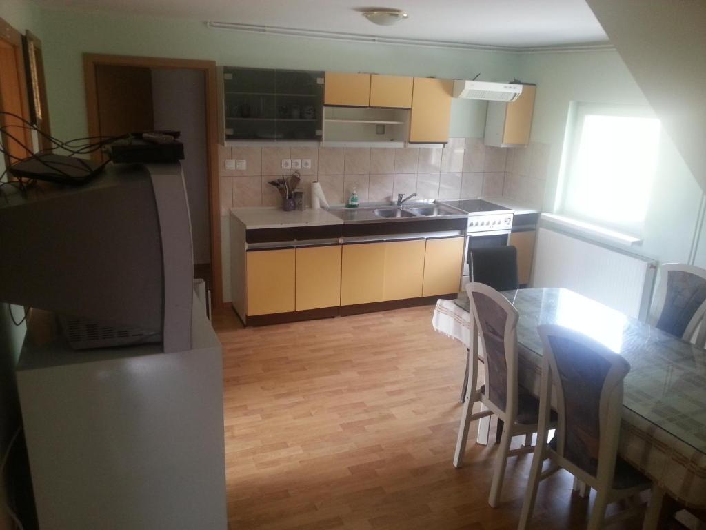 Kuchyň nebo kuchyňský kout v ubytování SOSTANJ VELENJE RAVNE SOBE ROOMS Vrtacnik d o o