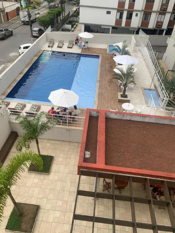 an overhead view of a large swimming pool on a building at Apartamento completo no Guarujá in Guarujá