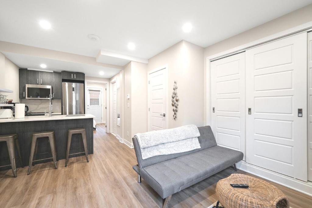 Cuisine ou kitchenette dans l'établissement Elegant 1BDR in Heart Of Plateau B