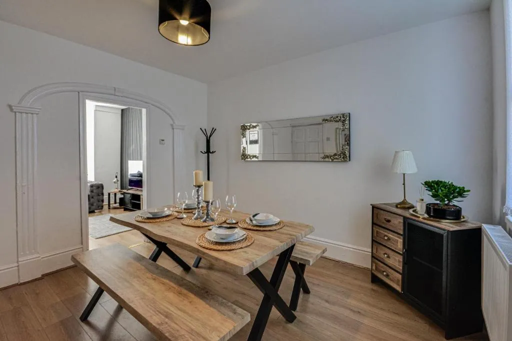 Stay With Alexandra 2 Free Parking - high speed Free Wifi close to stadiums