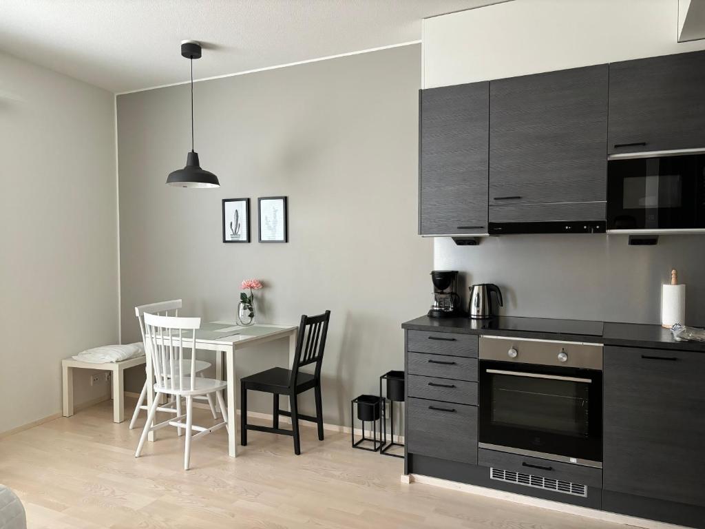 une cuisine avec une table et une salle à manger dans l'établissement New Apartment HILLA near all the main city spots Public car parking, à Rovaniemi