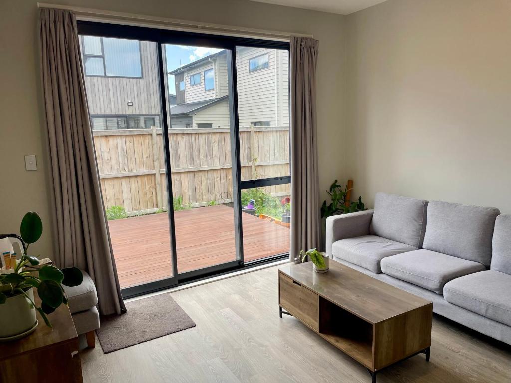 Scott point private entry flat offers the entire living room, bedroom and ensuite, parking available - Resim 9