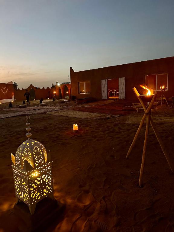 una vista notturna di un edificio con aorah e una stella di Bivouac Erg Chegaga Nomademoi a El Gouera