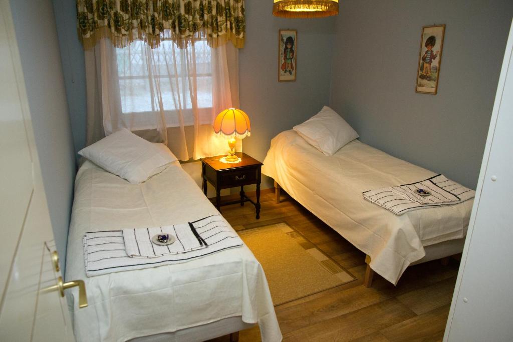 En eller flere senge i et værelse på Villa Lovisa