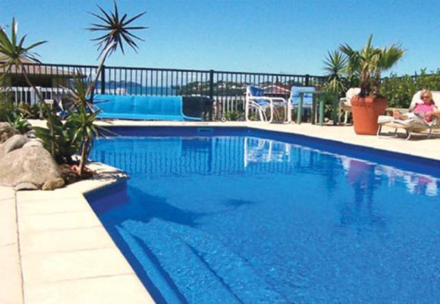 Bazén v ubytování Snells Beach Motel nebo v jeho okolí