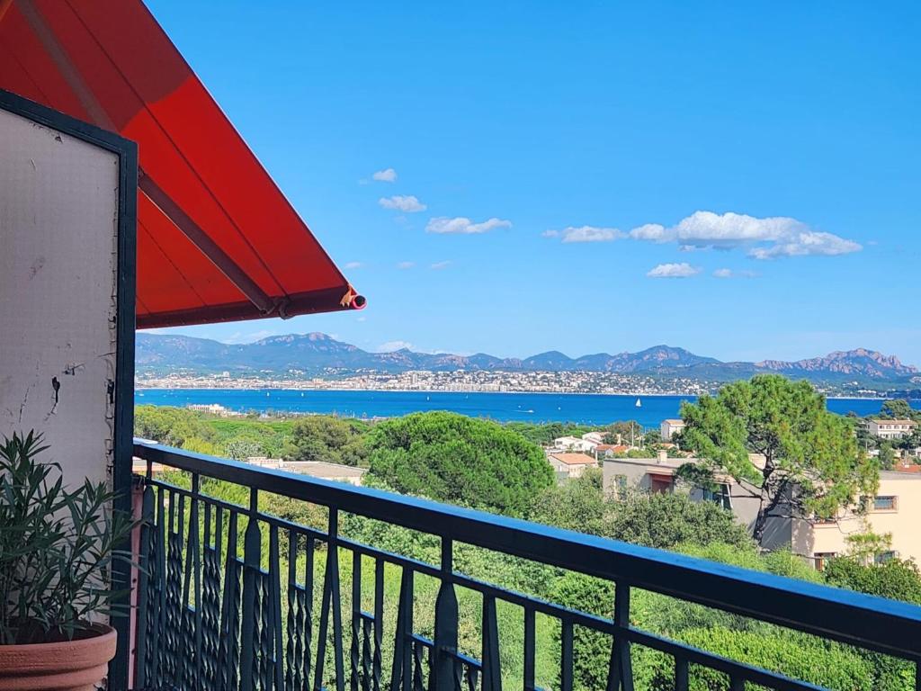 Photo de la galerie de l'établissement Large, bright and quiet holiday flat with stunning panoramic sea views, à Saint-Aygulf