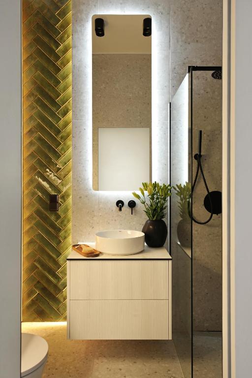Ein Badezimmer in der Unterkunft Brand-New Apartment EYE ON BALTIC SEA Luxurious Spa Escape in Dziwnów with Stunning Views