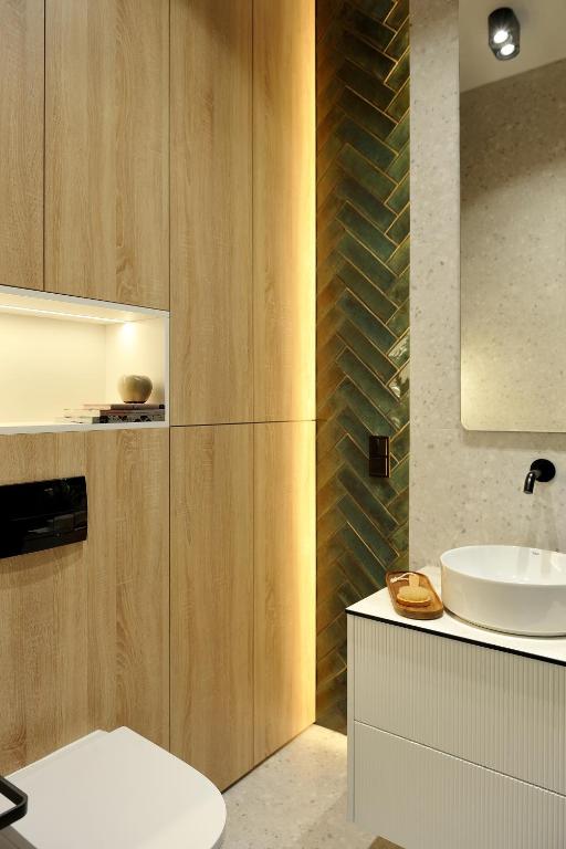 Ein Badezimmer in der Unterkunft Brand-New Apartment EYE ON BALTIC SEA Luxurious Spa Escape in Dziwnów with Stunning Views