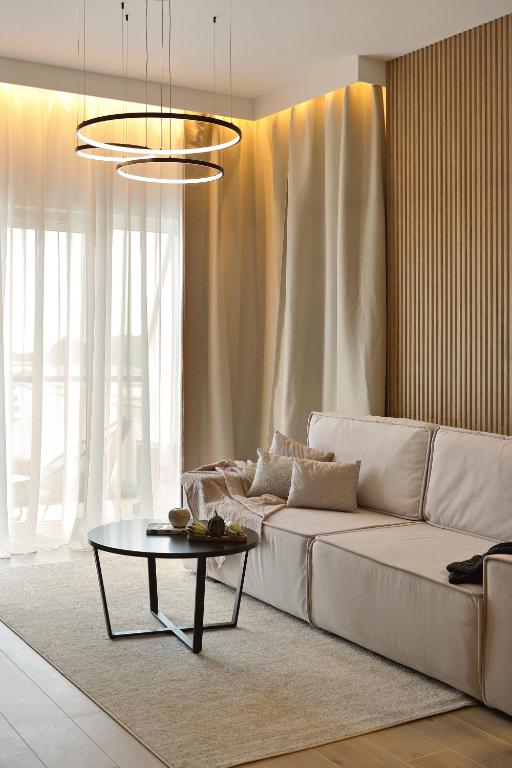 Ein Sitzbereich in der Unterkunft Brand-New Apartment EYE ON BALTIC SEA Luxurious Spa Escape in Dziwnów with Stunning Views