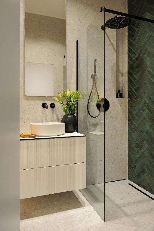Ein Badezimmer in der Unterkunft Brand-New Apartment EYE ON BALTIC SEA Luxurious Spa Escape in Dziwnów with Stunning Views
