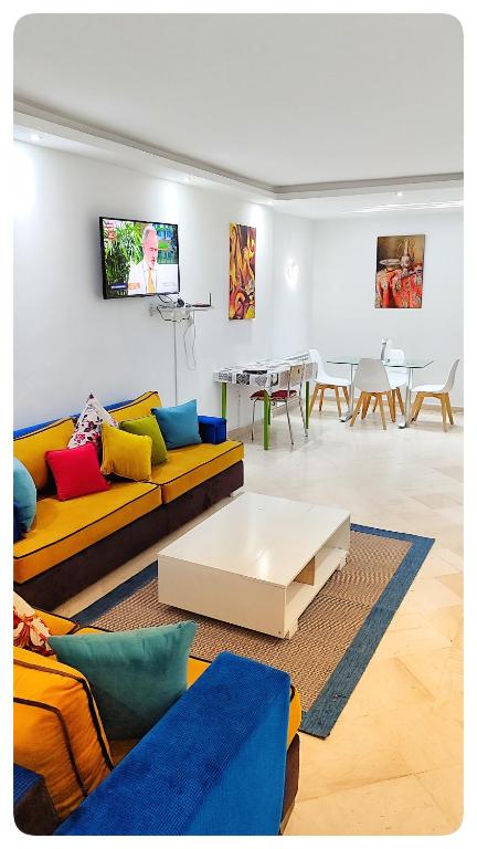 TV a/nebo společenská místnost v ubytování Appartement à La Marsa