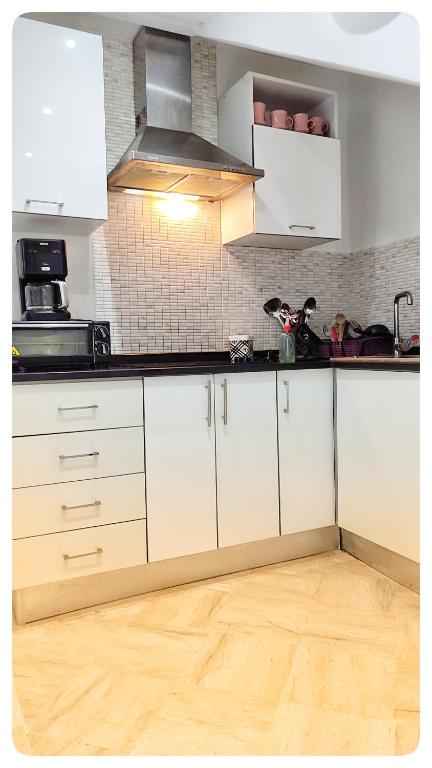 Kuchyň nebo kuchyňský kout v ubytování Appartement à La Marsa
