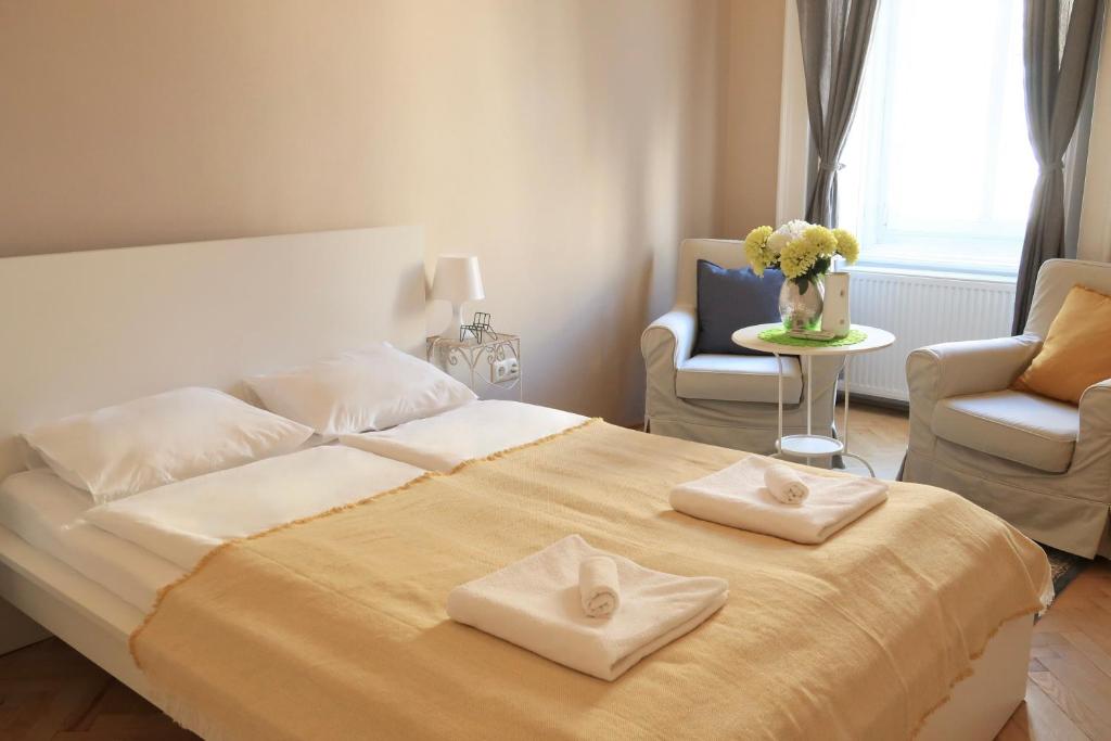 Posteľ alebo postele v izbe v ubytovaní Budapest Palace Apartment - Palace District - Downtown