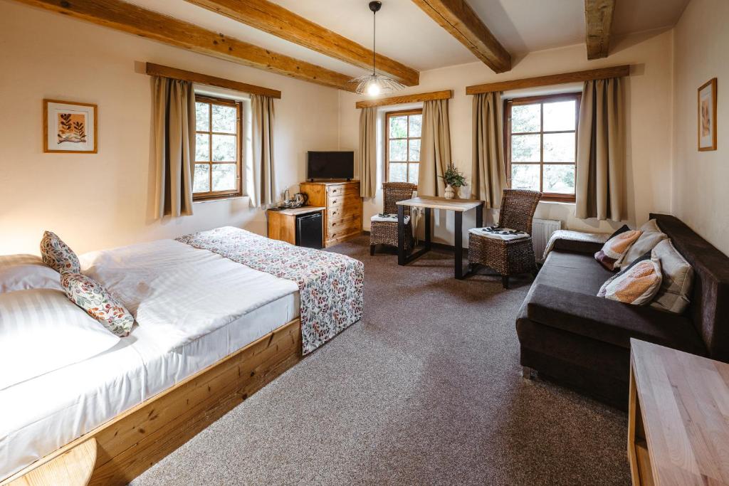 Postel nebo postele na pokoji v ubytování Hotel Frýdl