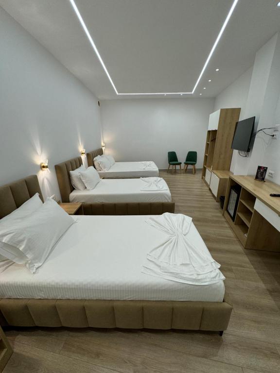 Postel nebo postele na pokoji v ubytování Hotel Panorama & Spa Elbasan