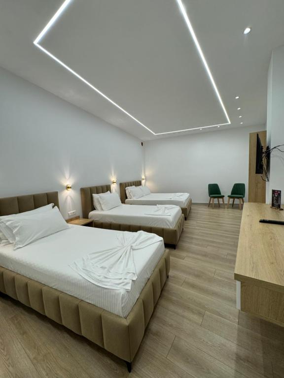 Postel nebo postele na pokoji v ubytování Hotel Panorama & Spa Elbasan